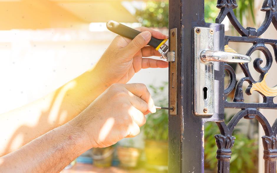 ouvrir une porte de chambre sans clé Trets